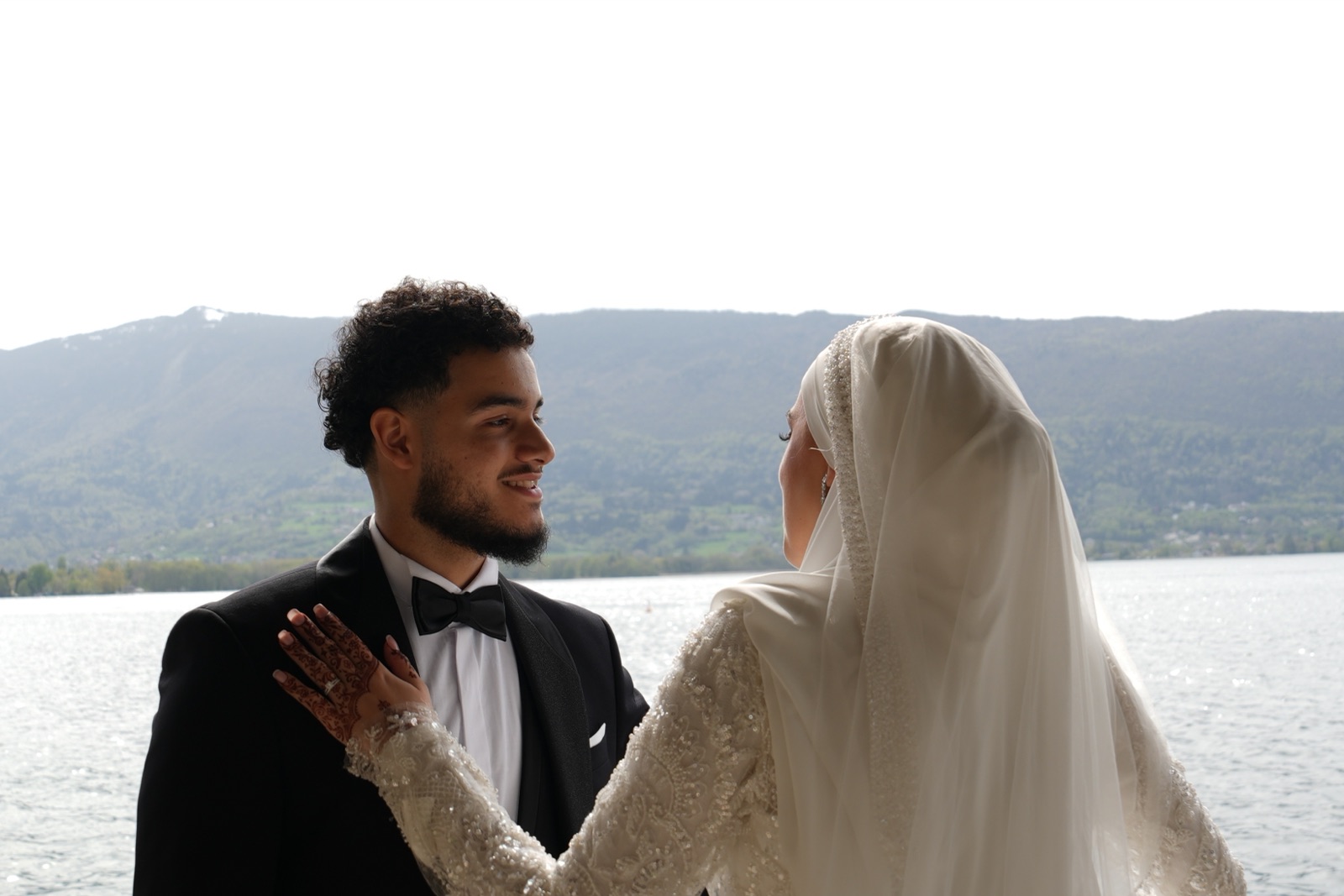 Regard complice entre les mariés, à contre-jour